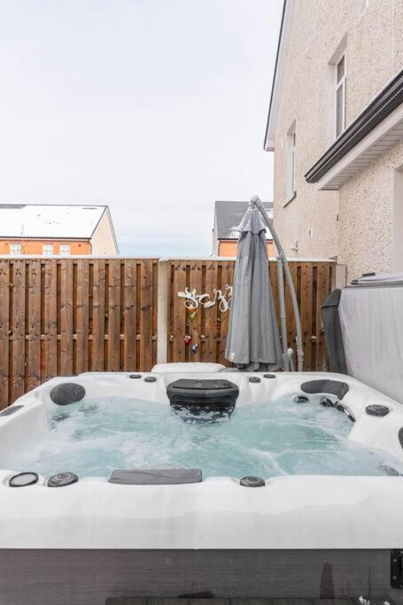 Dublin Jacuzzi Escape Apartment Exterior photo